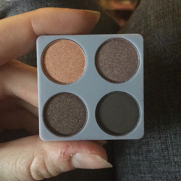 Compact make up eyeshadow - Picture 2 of 3